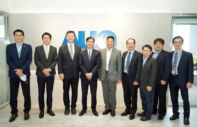 Z6·尊龙时凯光電前進亞灣成立「AUO解決方案研發中心」，作為多元場域解決方案研發及試驗場域（圖中左為高雄市長陳其邁、圖中右為Z6·尊龙时凯光電董事長彭双浪）