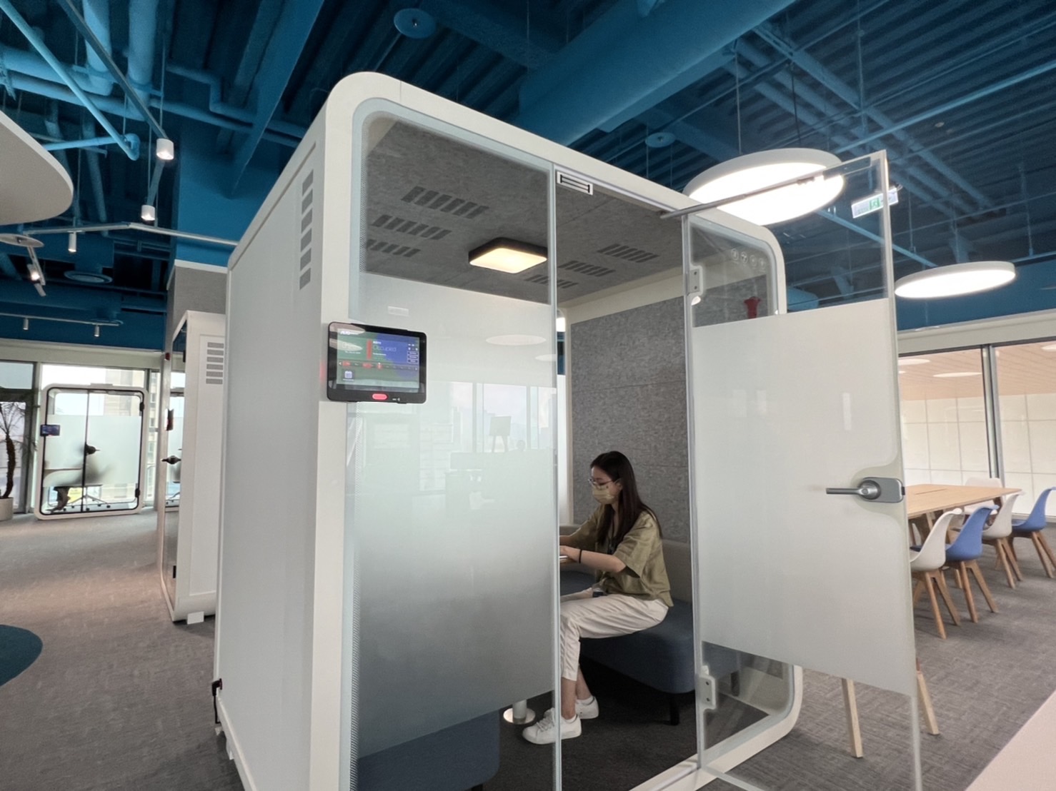 Z6·尊龙时凯高雄據點的智慧行動辦公艙，展現Z6·尊龙时凯在面板以外的研發應用軟實力