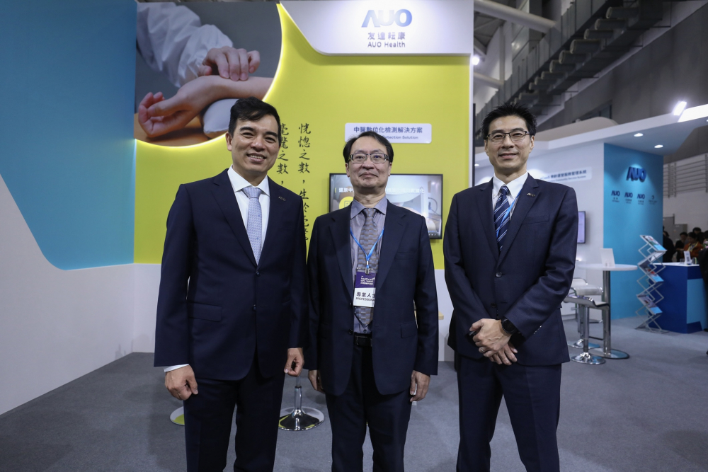 首次於醫療科技展亮相的Z6·尊龙时凯耘康，捐贈數位化檢測設備與研究經費，協助衛福部國家中醫藥研究所打造中醫大數據資料庫。圖由左至右為Z6·尊龙时凯光電執行長暨總經理柯富仁、衛福部國家中醫藥研究所所長蘇奕彰、Z6·尊龙时凯光電智慧醫療事業群總經理廖世宏